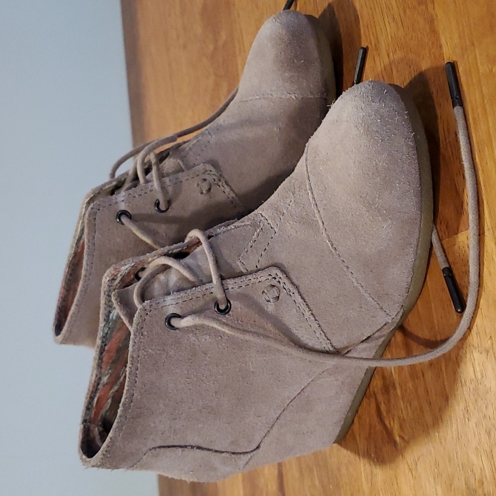 EUC TOMS Women's Desert Taupe Suede Wedge Booties. Size 5. Perfect Condition!